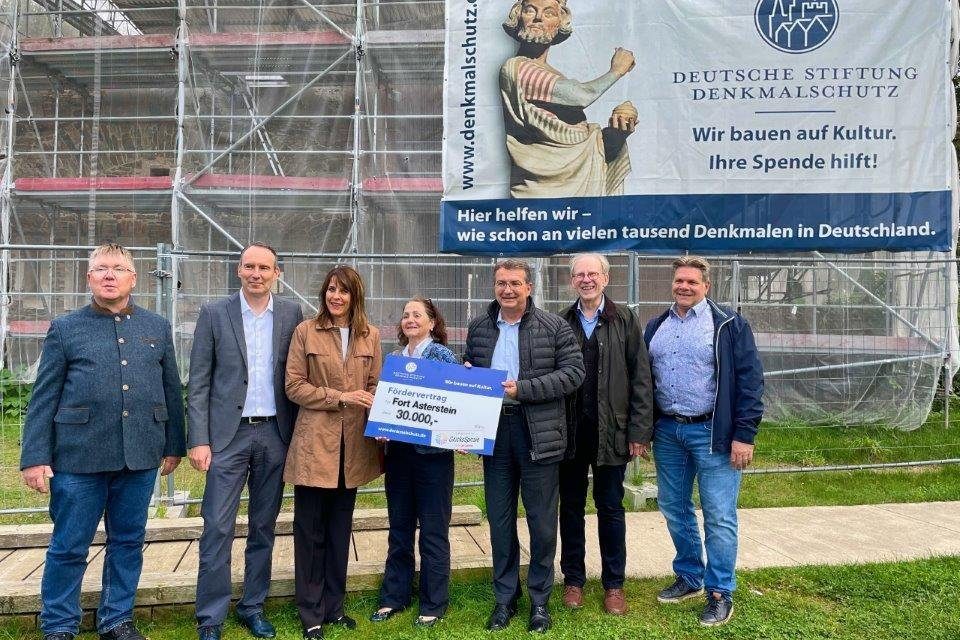 Spendenübergabe für die Instandsetzung des Torhauses von Fort Asterstein
