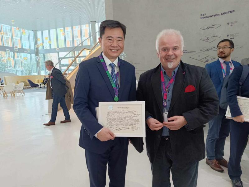 Ferhat Cato überreicht chinesischen Botschafter Wu Ken spezielles Geschenk