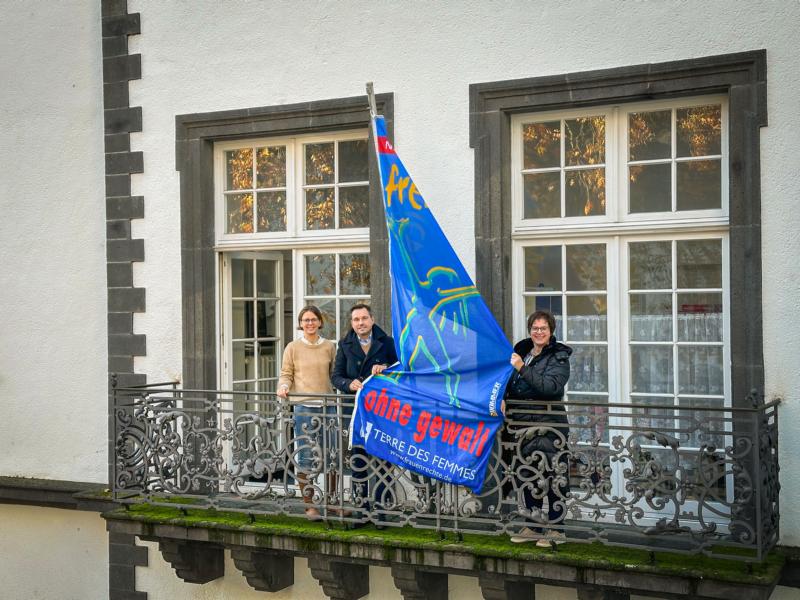 Oberbürgermeister und Gleichstellungsbeauftragte zeigen Flagge gegen Gewalt an Frauen