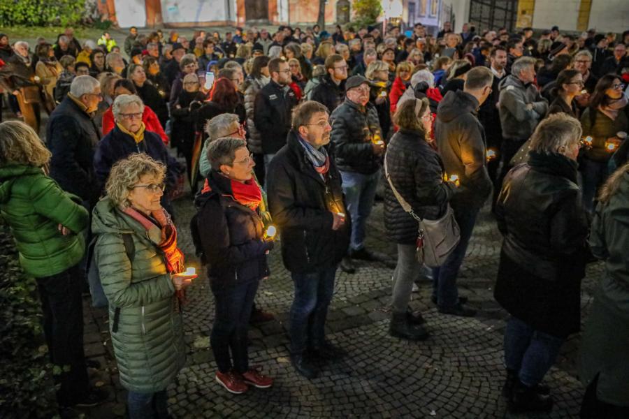 Über 300 Koblenzerinnen und Koblenzer setzen stilles Zeichen bei Schweigemarsch