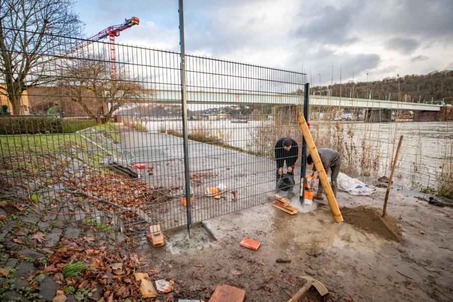 Fester Zaun sichert ab sofort Neubau der Pfaffendorfer Brücke