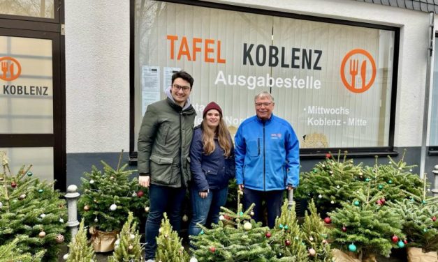 Christbaumaktion der CDU und der JU findet krönenden Abschluss Koblenzer Weihnachtstannen sollen im Wald Wurzeln schlagen