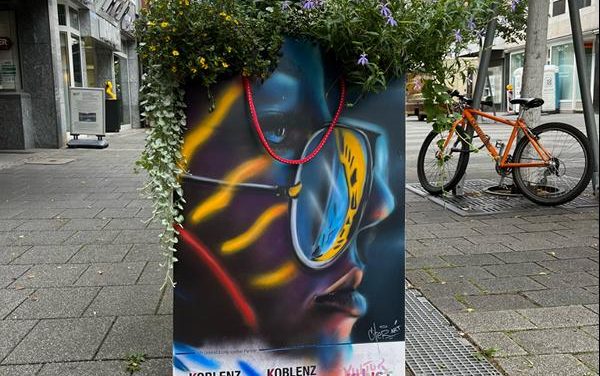 Wir pflanzen Blumen in der Koblenzer Innenstadt: Moderne Blumentaschen gemeinsam mit Graffiti-Künstler Citerart