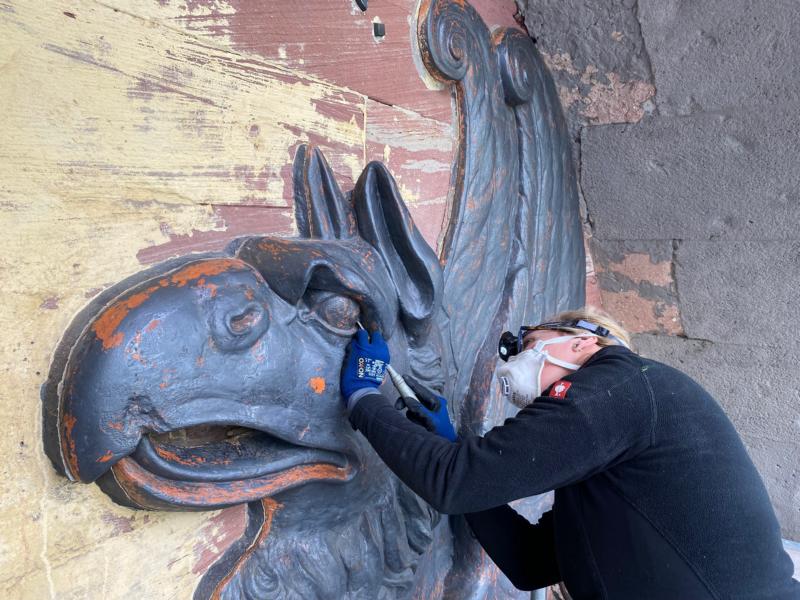 Auge in Auge mit den Greifen – Spurensuche am Löwentor