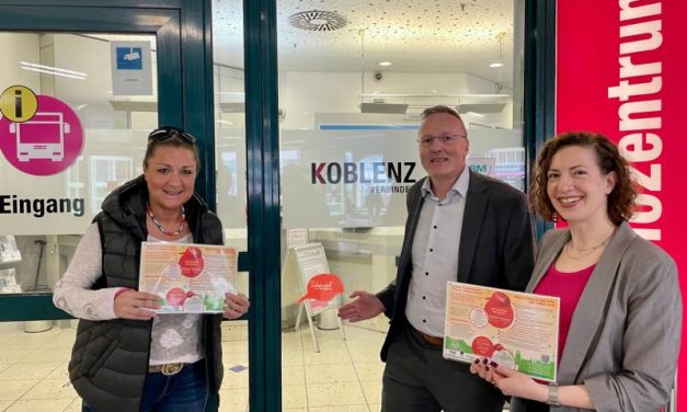 Vertreterinnen der Stadt Koblenz zusammen mit Kita-Mitarbeitenden anlässlich der Schulung zum Thema Kinderschutz.   Foto: Stadt Koblenz/S. Krause