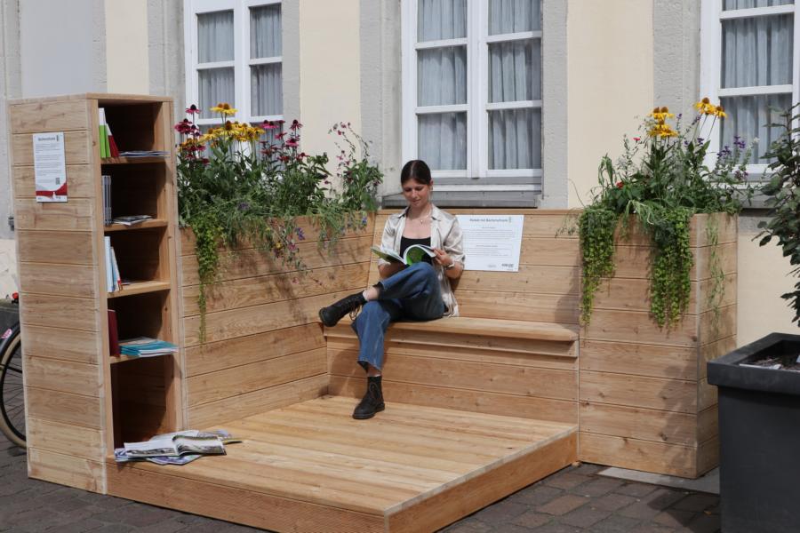 Parklet-Prototyp auf dem Jesuitenplatz lädt zum Verweilen ein