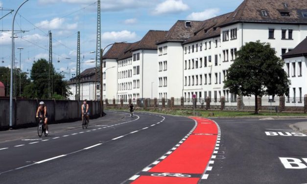 Andernacher Straße: Markierung von Radverkehrsanlagen