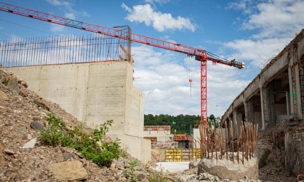 Koblenzer Höhenretter üben auf Baustellenkran an der Pfaffendorfer Brücke