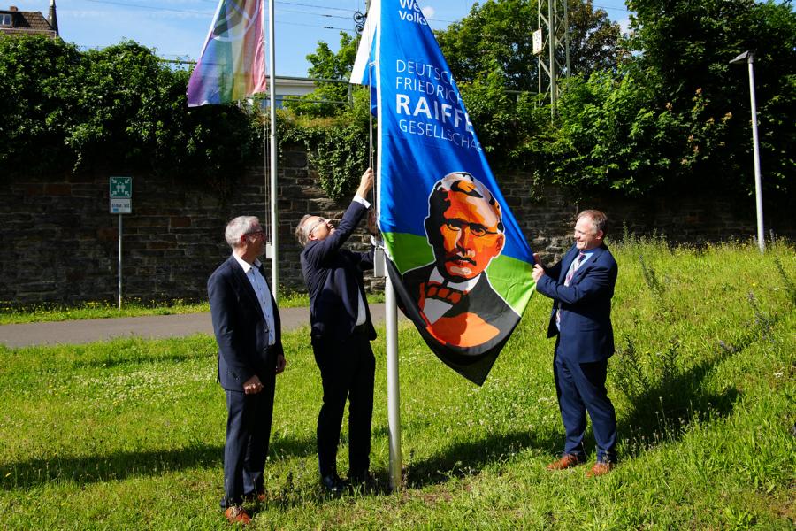 Raiffeisen grüßt in Neuwied ab sofort aus luftiger Höhe