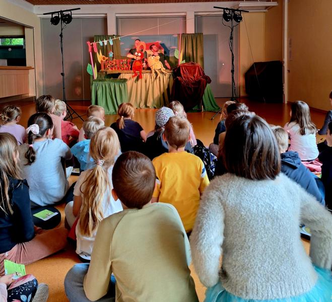 Puppentheater begeistert Irlicher Grundschüler