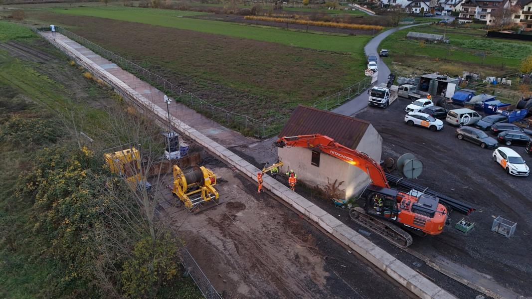 Neue Trinkwasserleitung erfolgreich in den Rhein gezogen