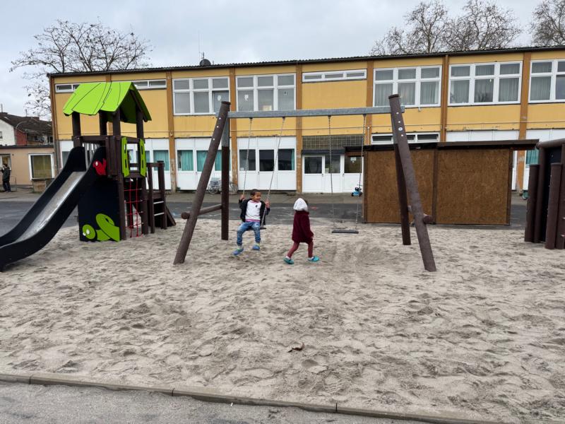 Neue Spielfläche in der Flüchtlingsunterkunft im Rauental