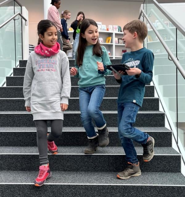 Neues Angebot „Bibliotheksrallye“ in der Koblenz App: Schulklasse macht den Test