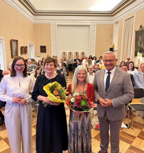 „Fotografin und Anwältin teilen sich Ehrenpreis“