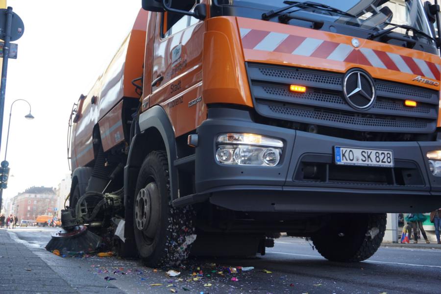 Nach dem Rosenmontagszug übernehmen die Straßenreinigungsprofis