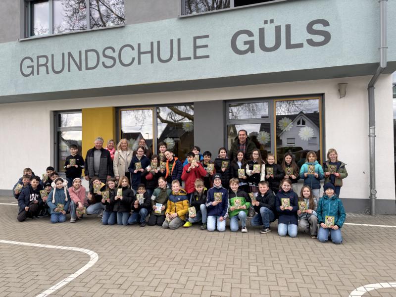 Grundschulkinder freuen sich über Lesestoff im Unterricht
