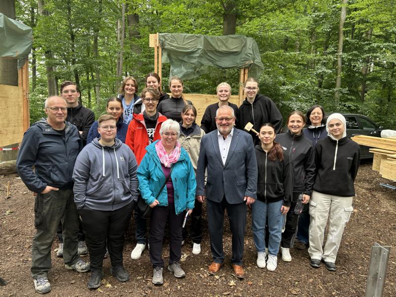 Studierende bauen Überdachung für Waldklassenzimmer im Kinderheilwald Lahnstein