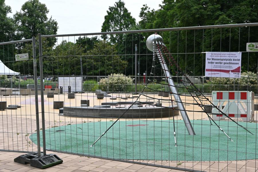 Suche nach Leck unter dem Wasserspielplatz geht weiter