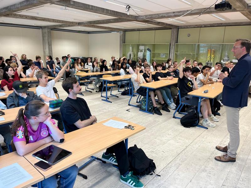 Politik an der Römervilla: Schüler diskutierten mit Josef Oster