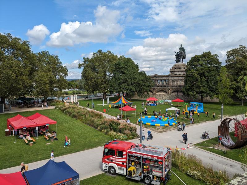 Zum Wasserspaß kommt ein großer Pool ans Eck