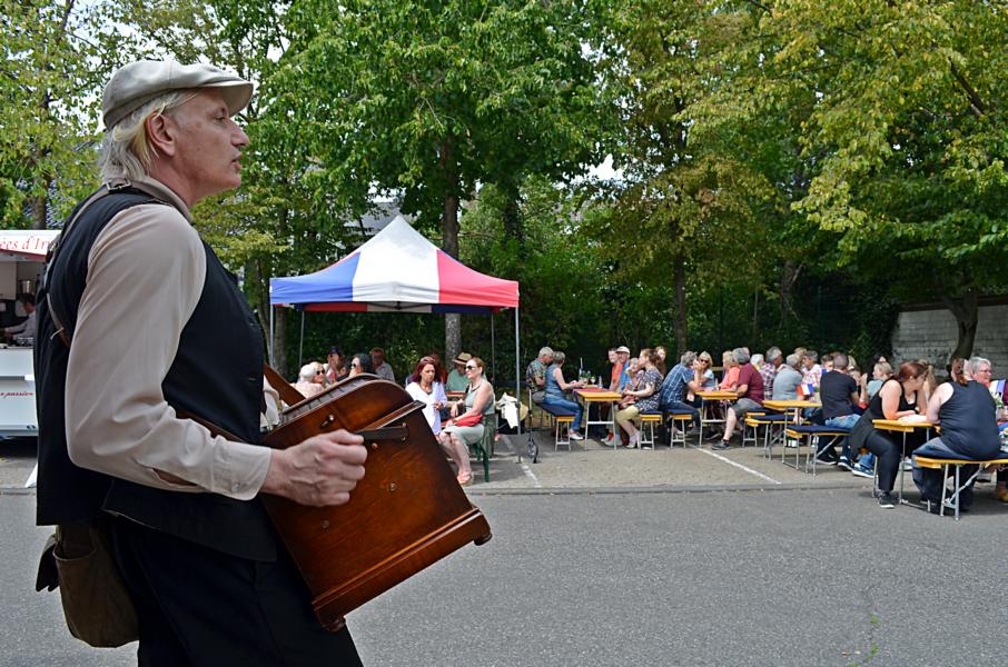 Französischer Markt bezaubert mit Genuss und Flair