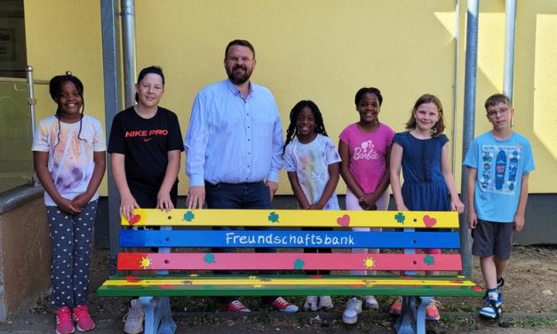 Freundschaftsbank an der Bodelschwingh-Grundschule Mülhofen – Ein Zeichen für Gemeinschaft und Miteinander