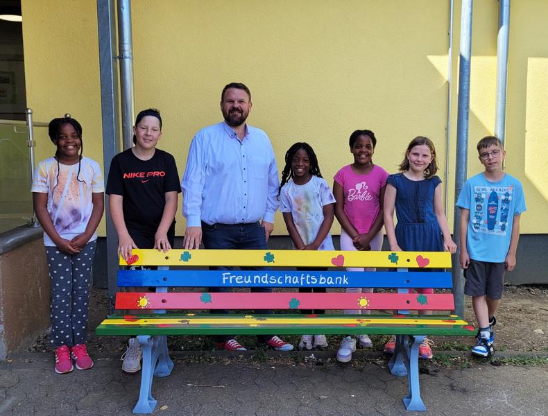 Freundschaftsbank an der Bodelschwingh-Grundschule Mülhofen – Ein Zeichen für Gemeinschaft und Miteinander