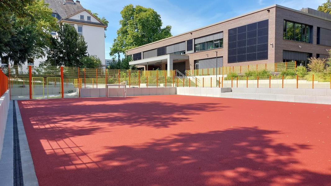 Spiel- und Lernspaß mit Hochwasserschutz vereint – Neubau Freiherr-vom-Stein Grundschule fertiggestellt