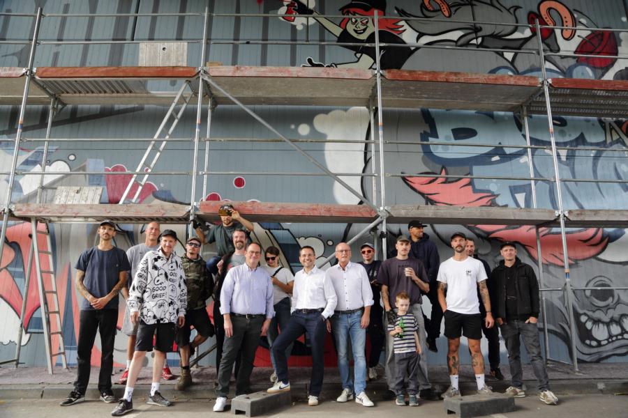 „Across Generations“ – Neues Street-Art-Werk prägt nun die Kurt-Schumacher-Brücke