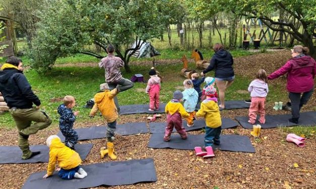 Waldkindergarten Lahnstein integriert erfolgreiches Yogaprojekt dauerhaft in den Alltag