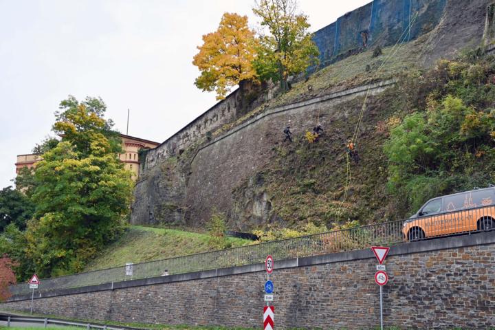 Weg unterhalb von Fort Konstantin bleibt wegen Steinschlaggefahr gesperrt
