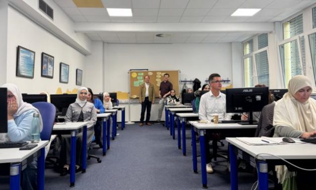 Frauen mit Migrationshintergrund lernen Umgang mit PC
