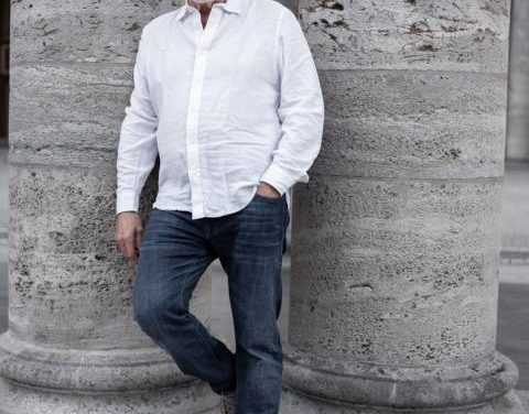Konstantin Wecker präsentiert für 2025 zahlreiche Zusatztermine für sein Erfolgsprogramm „Lieder meines Lebens“.