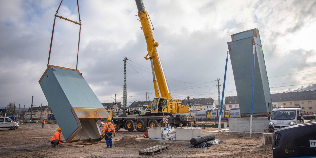 Tonnenschwere Pfeiler für neue Stadtteilverbindung in Koblenz eingehoben