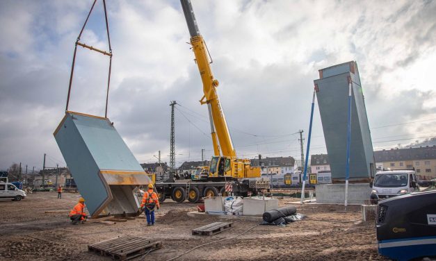 Tonnenschwere Pfeiler für neue Stadtteilverbindung in Koblenz eingehoben