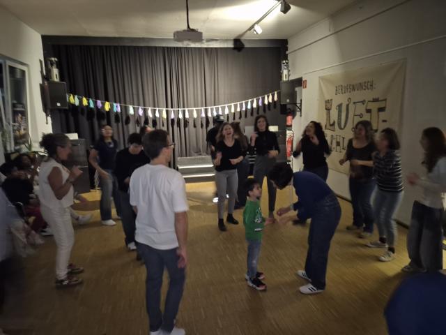 Rhythmus und Begegnung beim Salsa-Abend im Jugendkulturzentrum