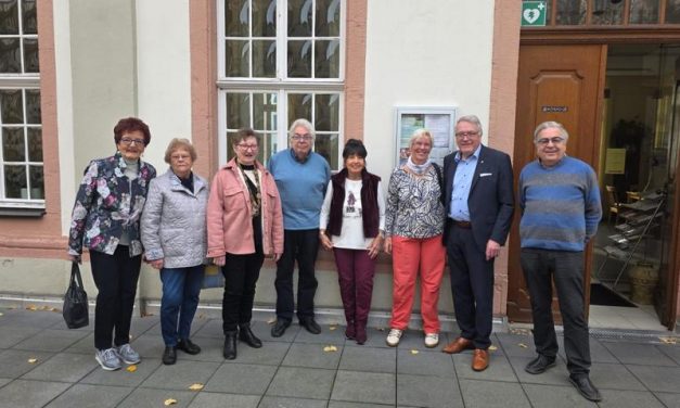 Arbeitskreis Bildung und Kultur des Seniorenbeirats informierte sich über Kernsanierung des Theaters