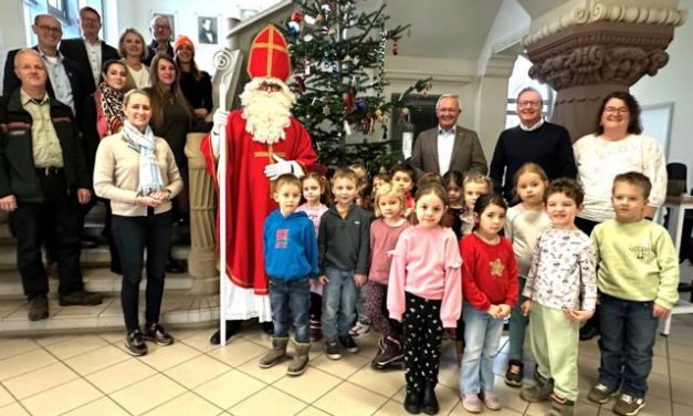 Ein prächtiger Weihnachtsbaum aus Kinderhand