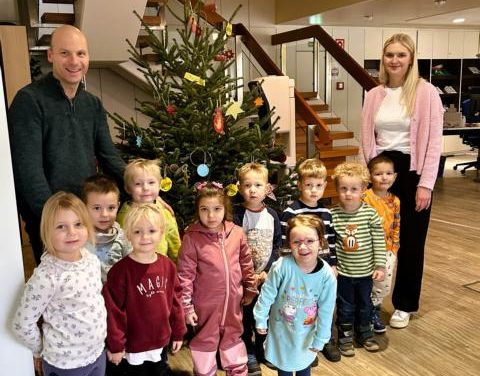 Kita-Kinder bringen Weihnachtsstimmung in die städtischen Verwaltungsgebäude