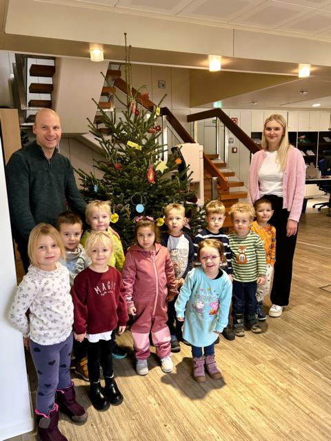 Kita-Kinder bringen Weihnachtsstimmung in die städtischen Verwaltungsgebäude