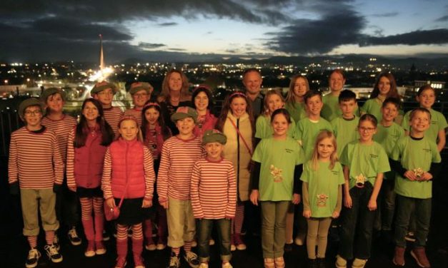 Närrische Regenten über den Dächern der Stadt