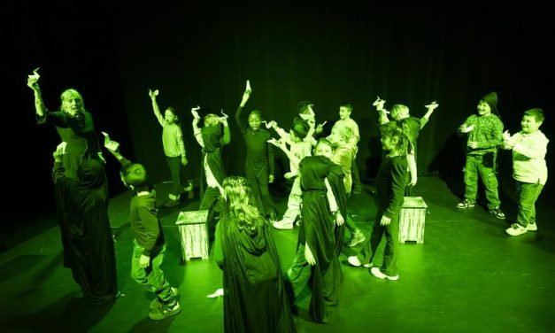 Kinder der Sonnenlandschule entdecken mit dem JUSCH spannende Theaterwelten