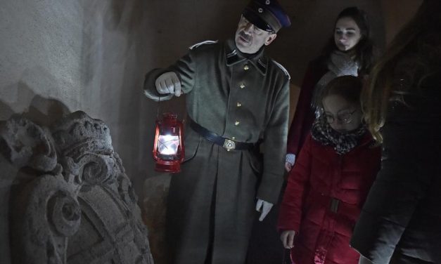 Die Festung im stimmungsvollen Laternenschein erleb