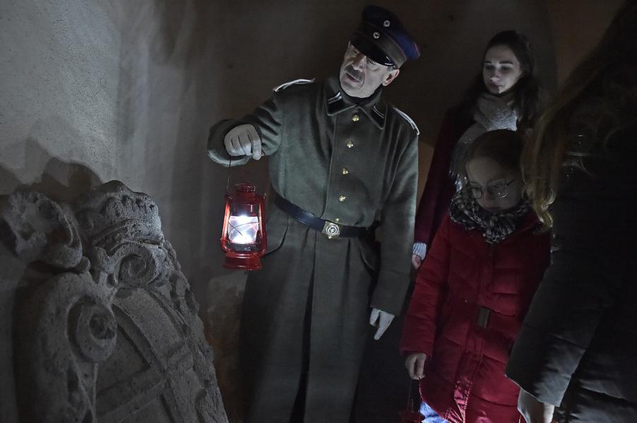 Die Festung im stimmungsvollen Laternenschein erleb