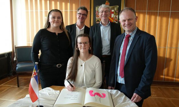 Weltmeisterinnen im Gästebuch der Stadt verewigt