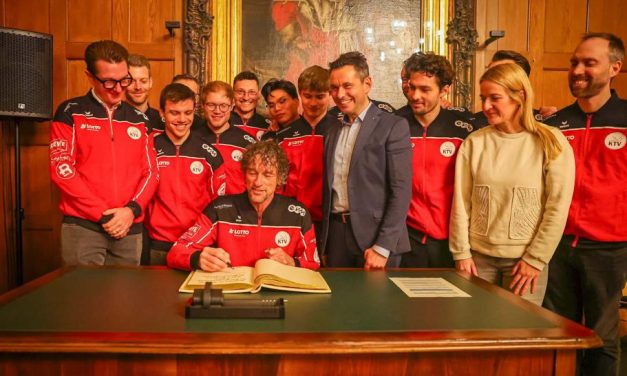 Koblenzer Kunstturner verewigen sich im Goldenen Buch der Stadt