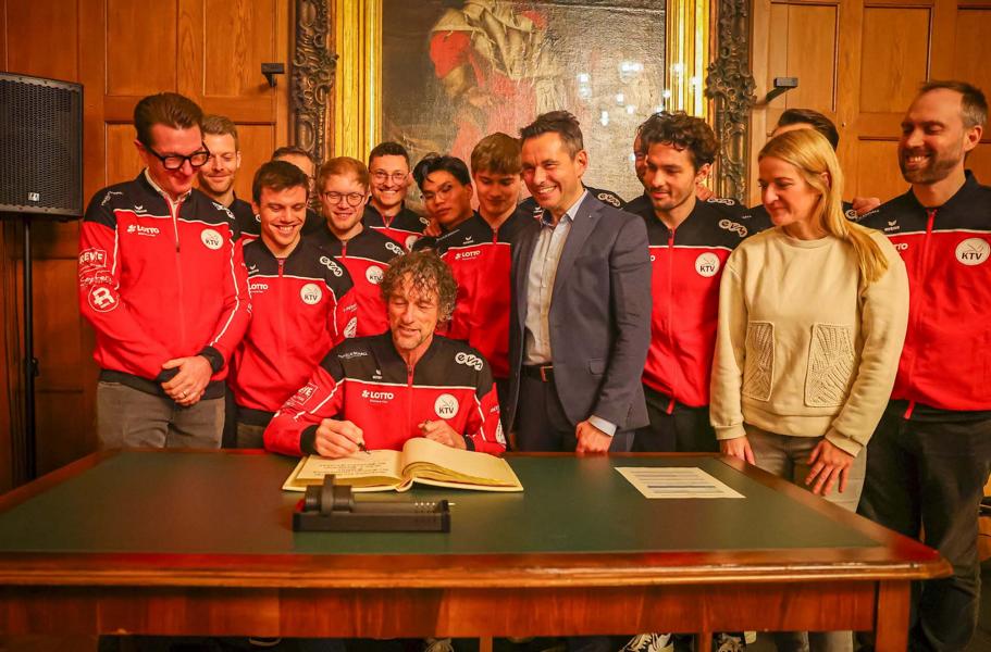 Koblenzer Kunstturner verewigen sich im Goldenen Buch der Stadt