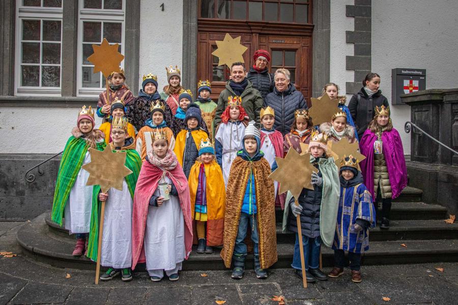 Koblenzer Sternsinger bringen Segen ins Rathaus