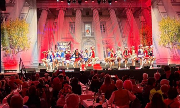 Bunter Karnevalsnachmittag brachte Rhein-Mosel-Halle zum Beben