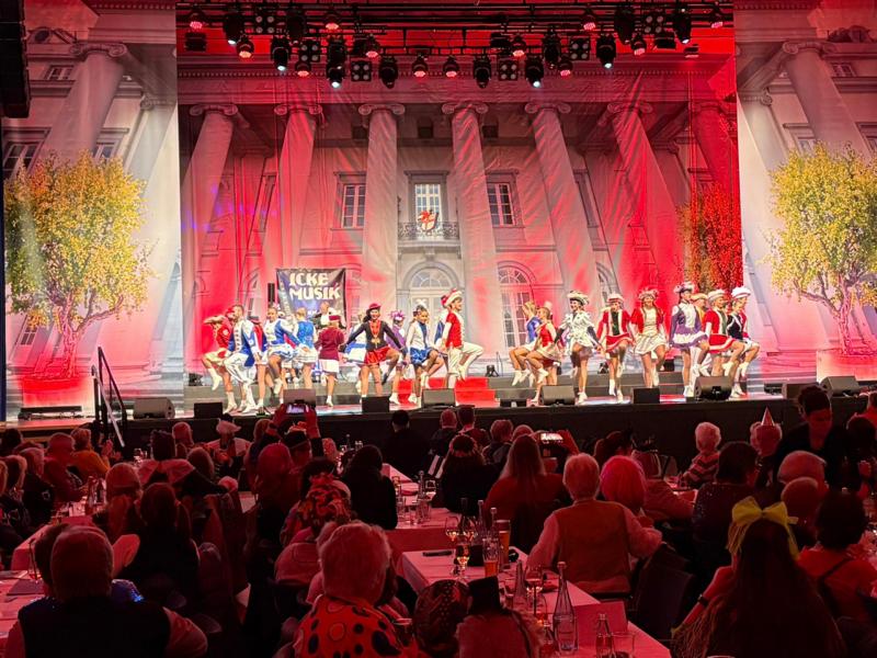 Bunter Karnevalsnachmittag brachte Rhein-Mosel-Halle zum Beben